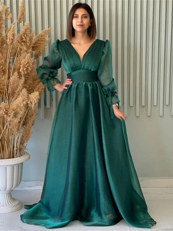Vestidos con escote en V fruncido, mangas largas y cola larga